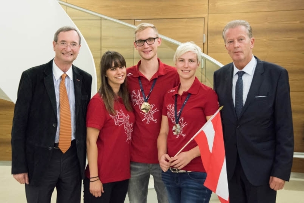 WKÖ-Präsident Christoph Leitl und Vizekanzler Reinhold Mitterlehner gratulierten den Tiroler Euroskills-Teilnehmern Jacqueline Tanzer, Thomas Penz und Aline Erben (v.l.) zu ihren hervorragenden Leistungen.